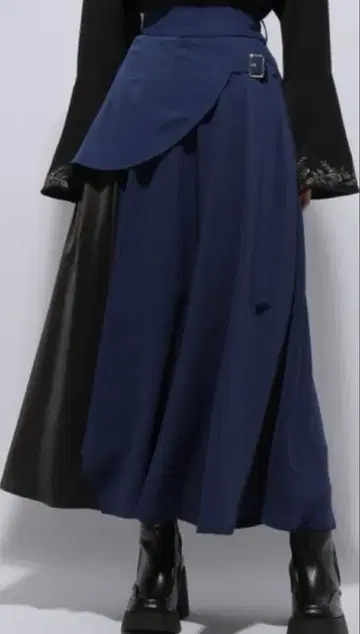 HARE 이소자이 절개 플레어 스커트