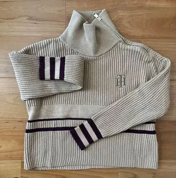 Tommy Hilfiger 베이지 하이넥 스웨터