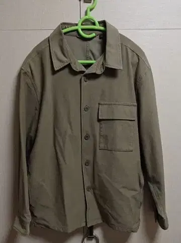 올리브색 버튼 달린 셔츠