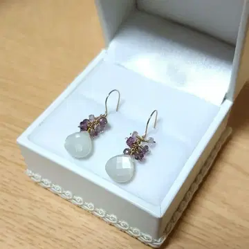 컨디션 최상 K10 10금 모브 그레이스피넬 x 화이트 문스톤 귀걸이