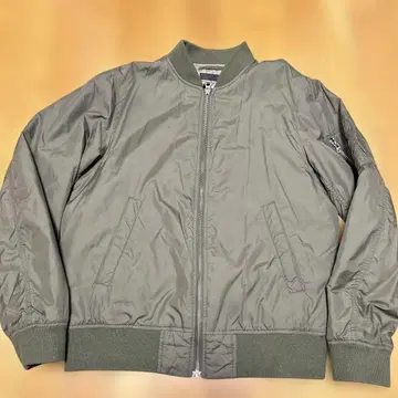 올리브 그린 MA-1 자켓 유니클로