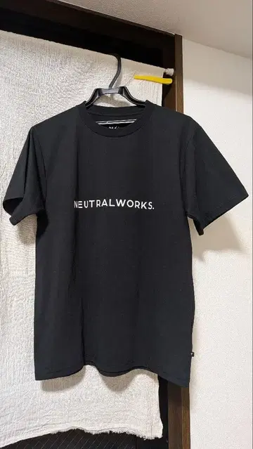 NEUTRALWORKS. 블랙 T셔츠