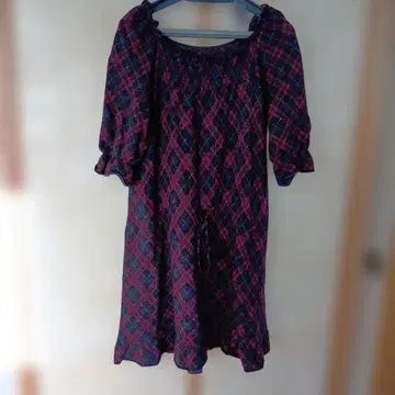 잉게보그 빨간색과 블랙 체크 무늬 무릎 기장 원피스