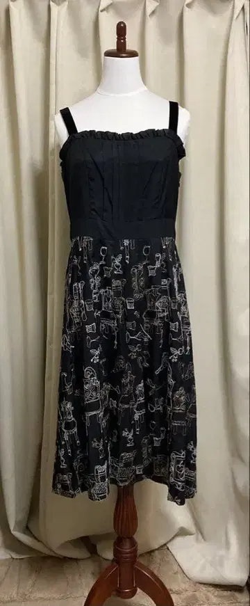 제인 마플 돈루살롱 의자 자수 오버롤 스커트 드레스