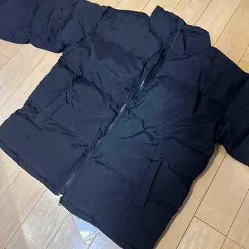 블랙 다운 자켓 심플한 디자인