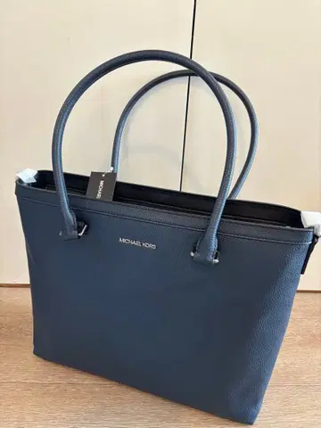 새상품 MICHAEL KORS 네이비 가죽 토트백