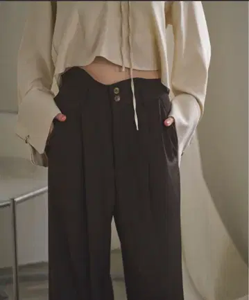 loin nuit 비대칭 턱 와이드 팬츠 차콜 그레이