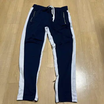 네이비와 화이트 스트라이프 조거 팬츠