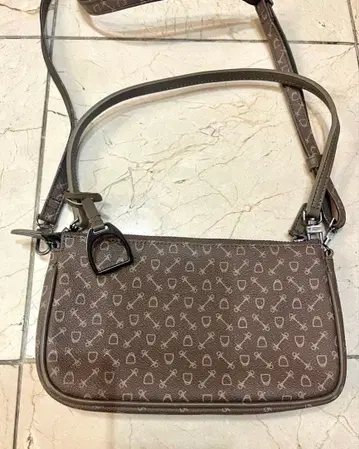 Why 화이트 하네스 숄더백