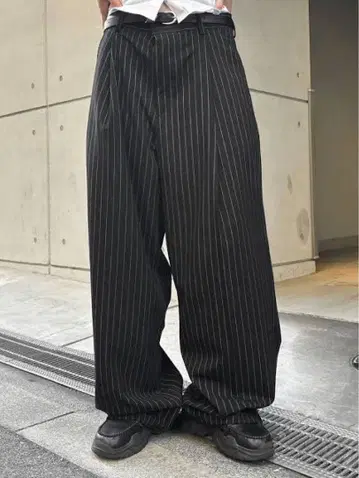 Chikashitsu+ stripe tuck slacks