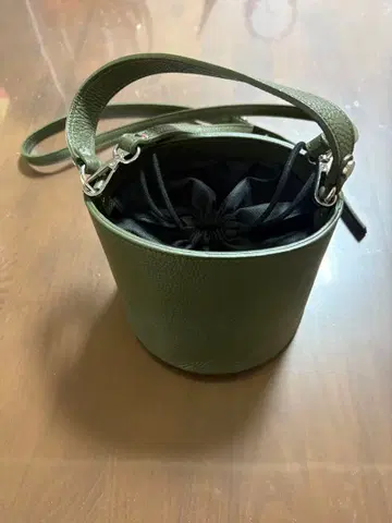 올리브 그린 원통형 숄더백