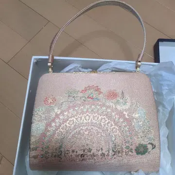 자수 장식 핑크 핸드백과 조리