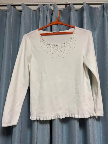 TO BE CHIC 화이트 비즈 장식 긴팔 셔츠 42