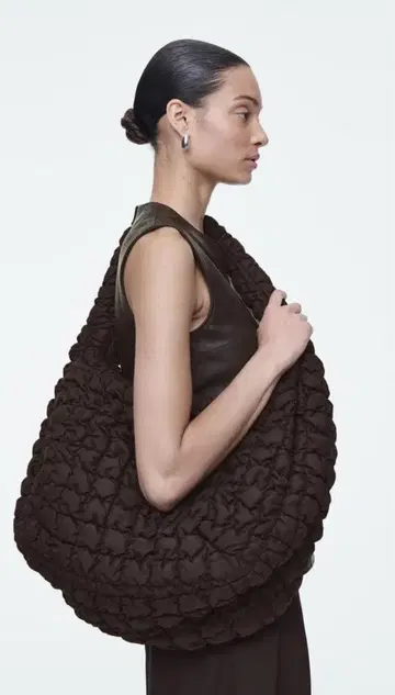 COS 퀼팅 오버 사이즈 퀼트 숄더백 다크 브라운