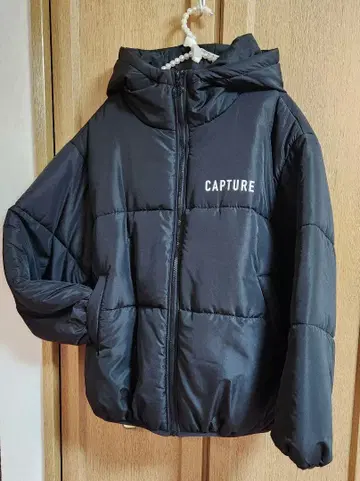 CAPTURE 후드 부착 다운 자켓 블랙