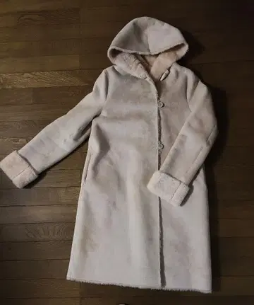 후드 부착 라이트 베이지 무스탕 코트