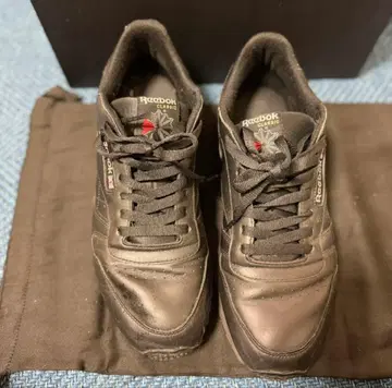 리복 블랙 스니커즈