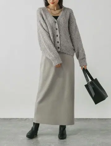 [택 포함 새상품] 완판 글로벌 워크 테이프얀 가디건 스커트 M