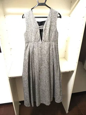 그로브 그레이 V넥 슬리브리스 원피스