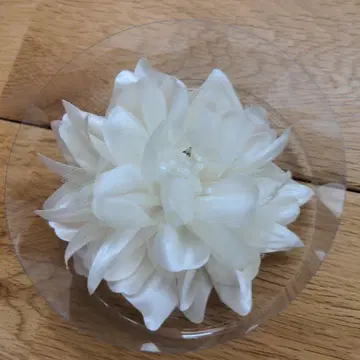 화이트 꽃 모티브 브로치