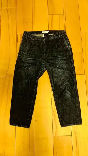 STILL BY HAND 원턱 테이퍼드 데님 팬츠