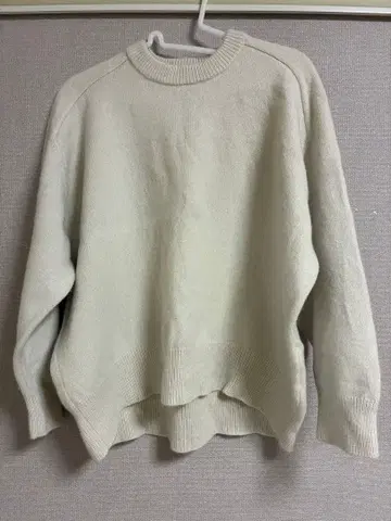 아이보리 긴팔 니트 스웨터