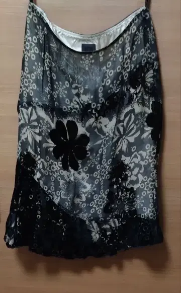 새상품급 안나수이 무릎 기장 스커트 사이즈 2 블랙/베이지