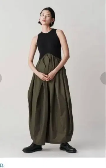 UN3D. CURVE LINE TUCK SLEEVELESS OP