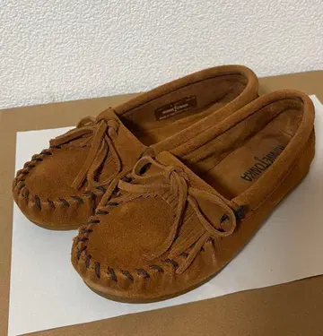 MINNETONKA CHILD'S KILTY BROWN