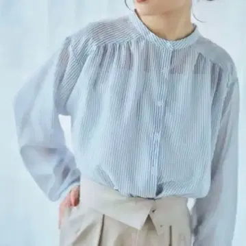 [새상품급] COHINA 백 슬릿 시어 스트라이프 셔츠