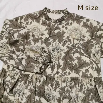 M. 긴팔 스탠드 카라 원피스 핸드메이드