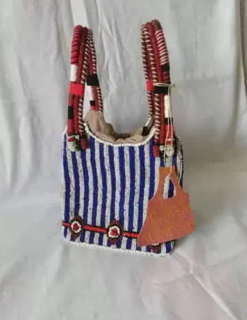 비즈 장식의 파랑과 화이트 스트라이프 바스켓백