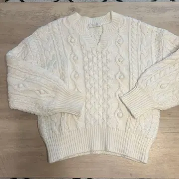 아이보리 케이블 니트 V넥 스웨터
