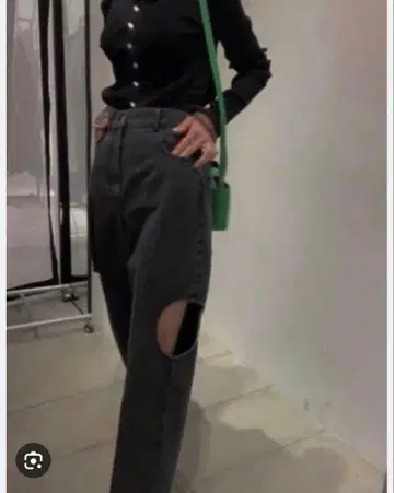 LE CIEL BLEU 다크 그레이 컷 아웃 데님 팬츠