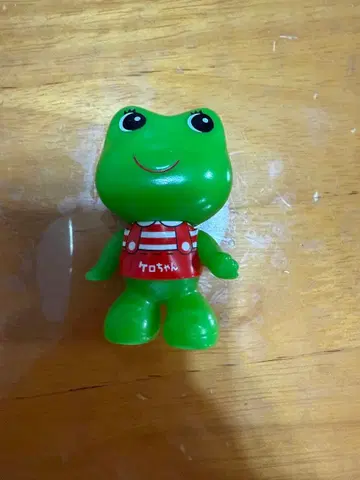 케로짱 피규어 그린 컬러 빨간색 오버롤