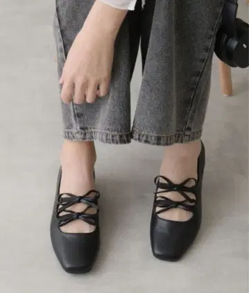 리본 포함 블랙 플랫슈즈