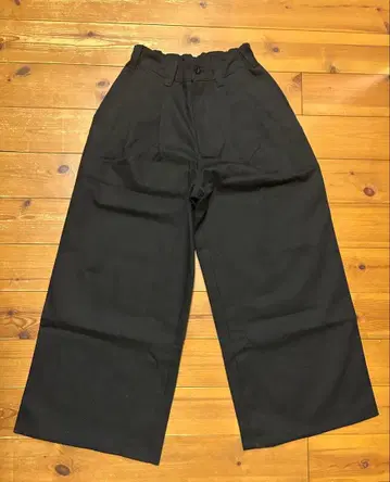 FEELS WIDE TUCKED TROUSERS BLACK