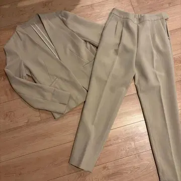 Rionele 베이지 셋업 자켓과 팬츠