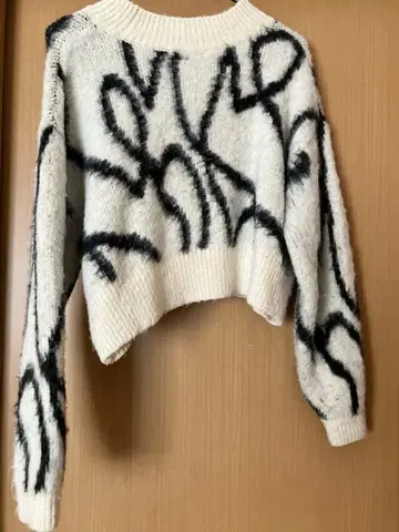 새상품급 화이트 블랙 추상 디자인 니트 스웨터
