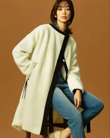 &. NOSTALGIA 파이핑 보아 코트 화이트 FREE