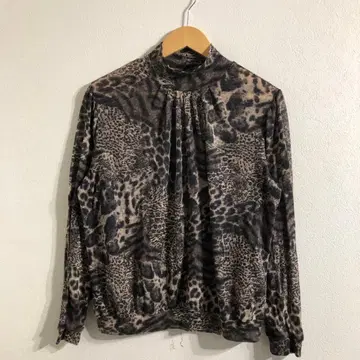 레오파드 무늬 하이넥 긴팔 상의