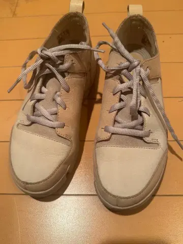 Clarks 베이지 레이스업 스니커즈
