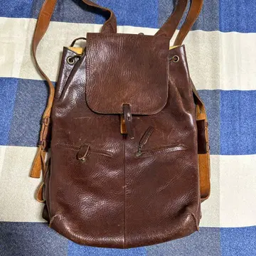 브라운 가죽 플랩 백팩