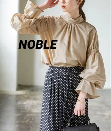 새상품급 베이지 하이넥 벌룬 슬리브 블라우스 NOBLE 손세탁 가능