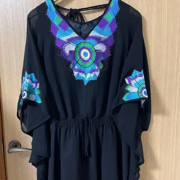 레이빔즈 자수 블랙 칠부 소매 튜닉