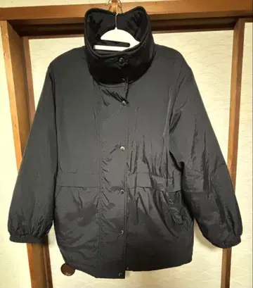 블랙 다운 자켓 후드 부착