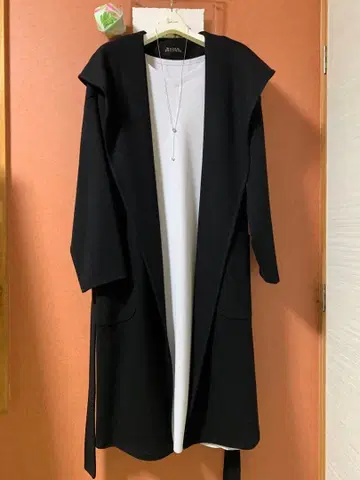 MADAM JOCONDE 후드 부착 블랙 코트