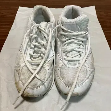 26.5cm 화이트 러닝화 메쉬 소재 실내화로도