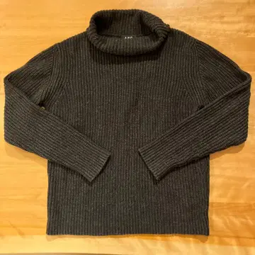 A.P.C 다크 그레이 터틀넥 스웨터