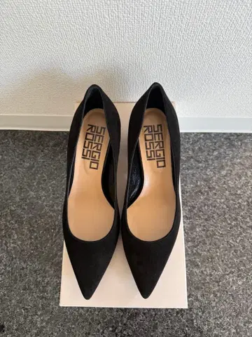 세르지오 로시 블랙 스웨이드 펌프스